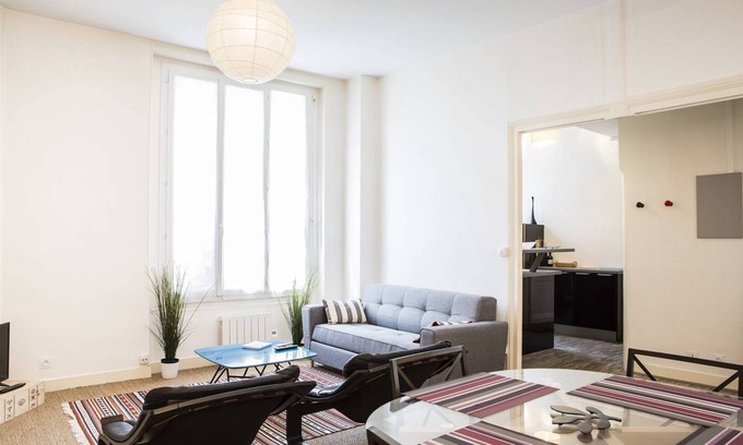 Chartrons Apartment | Martinique Street