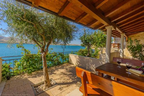 Zubovici Apartment | Marva Cliff Apartments