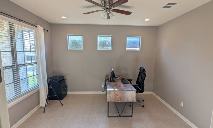 Leander House | Marvelous 3-bedroom house with pool in Leander