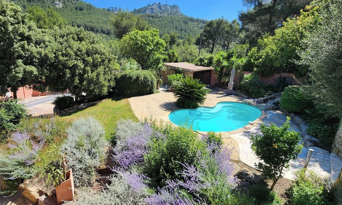 Toulon Villa | Mas 150m2 Clim.4 ch 8 Pers.avec Piscine ds Jardin Exotique+ Balnéo. Plages à 15'