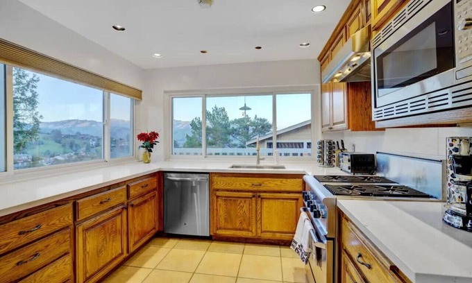 San Rafael House | Massive 5 bedroom with views!