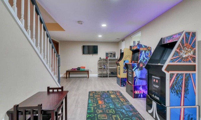 Baltimore House | Massive 5 bedroom with a gameroom!