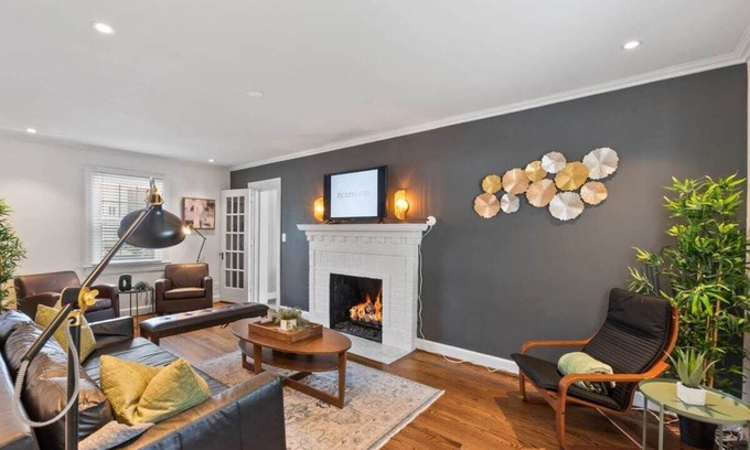 Potomac West House | Massive 5BR Historic CozySuites House