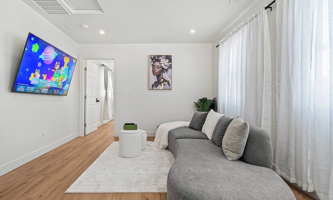 Hayward House | Massive 8BR Home in Hayward– Comfort & Convenience