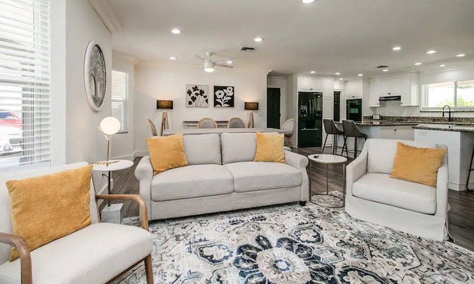 Mesa House | Massive Mesa 9 Bdrm w/ Pool and Game Room!