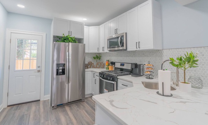 Brewerytown House | *Master Suite* 11 GUESTs | Group Stay | 3 Floors