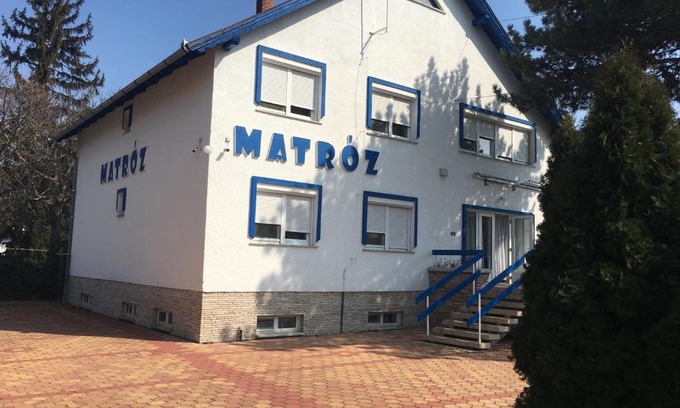 Revfulop House | Matróz