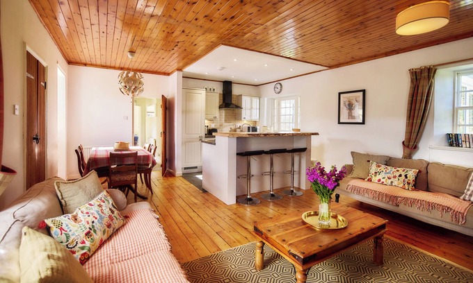 Gorebridge Cottage | Mauldslie Hill Cottage - Sleeps 6 & Pet Friendly