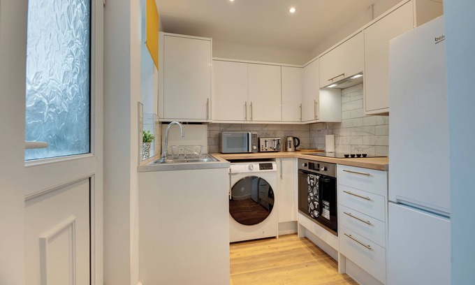 Fenham House | Mauve Modern 3-Bedroom Home in Newcastle
