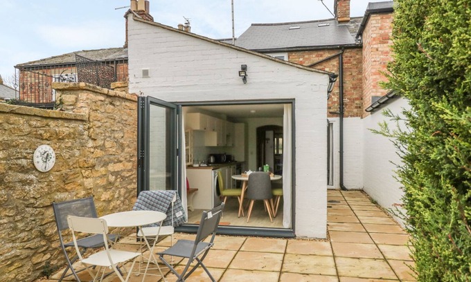 Broadway Cottage | MAY COTTAGE, pet friendly, character holiday cottage in Broadway