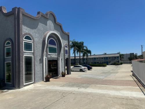 Ontario Hotel | Mayfair Inn Onratio Airport