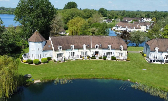 South Cerney Cottage | Mayfly Lodge - sleeps 6 guests in 3 bedrooms