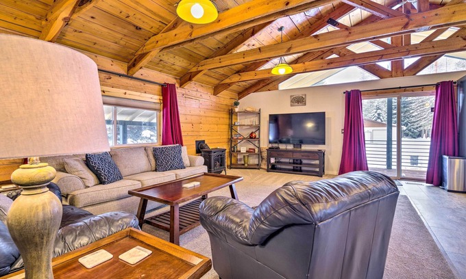McCall Cabin | McCall Retreat w/Hot Tub - 1/2 Mi to Downtown!