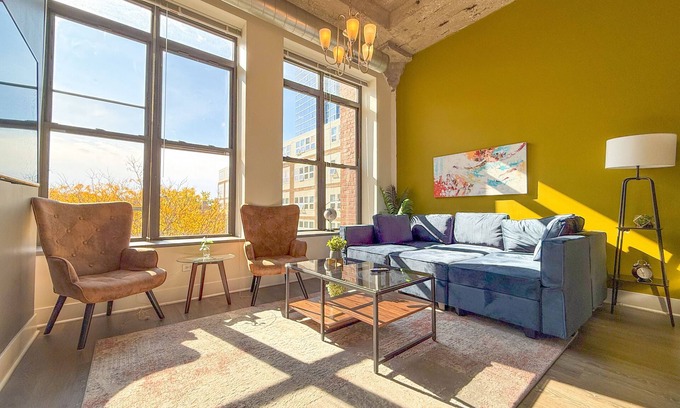 Near South Side Apartment | McCormick Place 2b/2b with optional parking/sleeps 8