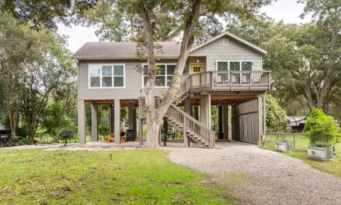 McQueeney House | McQueeney Tree-House near lake