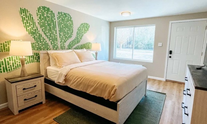 Townsend Apartment | Meadow Room at The Trailblazer Unit 8