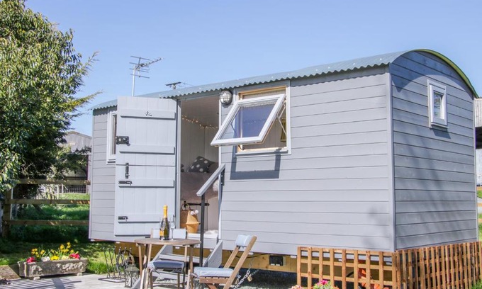 Loppington House | Meadow View Shepherd's Hut