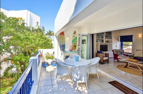 Shaka's Rock Apartment | Mediterranean beach villa - Santorini