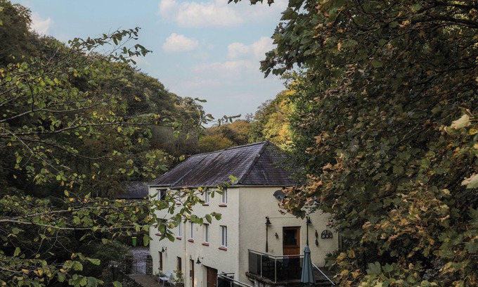 Menai Bridge Cottage | MELIN Y COED, family friendly, with open fire in Menai Bridge