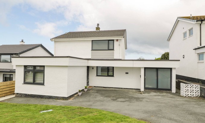 Cemaes Bay Cottage | MELODY, pet friendly, country holiday cottage in Cemaes Bay