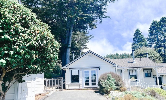 Little River House | Mendocino Carriage house! Fireplace! Walk to the beach