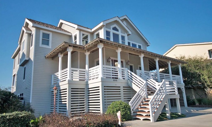 Nags Head House | Mermaids Pearl: Elevator, Golf Discounts, Hot Tub