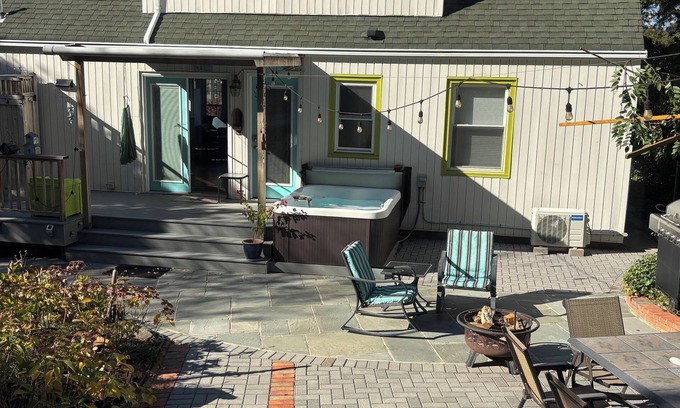 Glen Cove House | MerShell’s Beach House is a 5 minute walk from local beach/boardwalk or marina