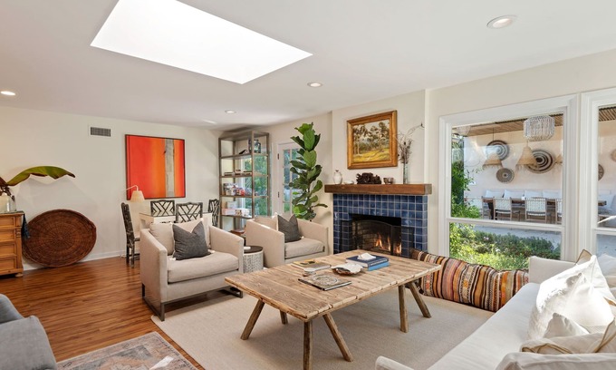The Mesa House | Mesa Sanctuary: Luxurious Retreat with Hot Tub, Near Beaches and Shops