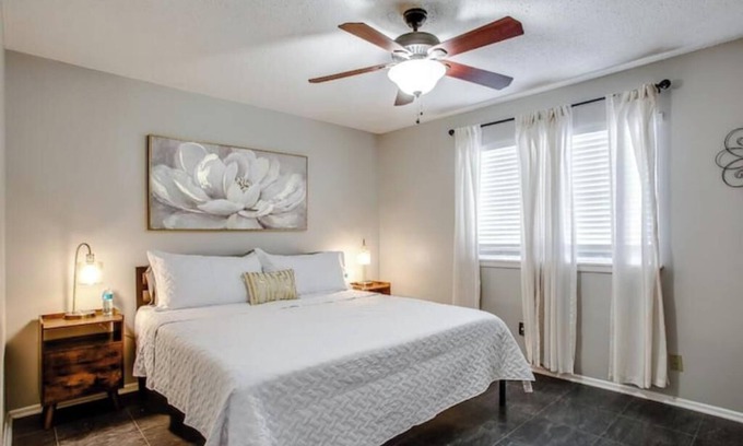 Lubbock House | Mesquite Ridge: Sleeps 8: Pet Friendly: Close to TTU