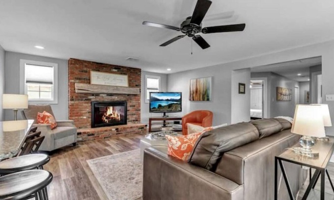 Clarence Apartment | Meticulous Main St. Ranch 2 Bedroom Luxury Apt. Rear Unit