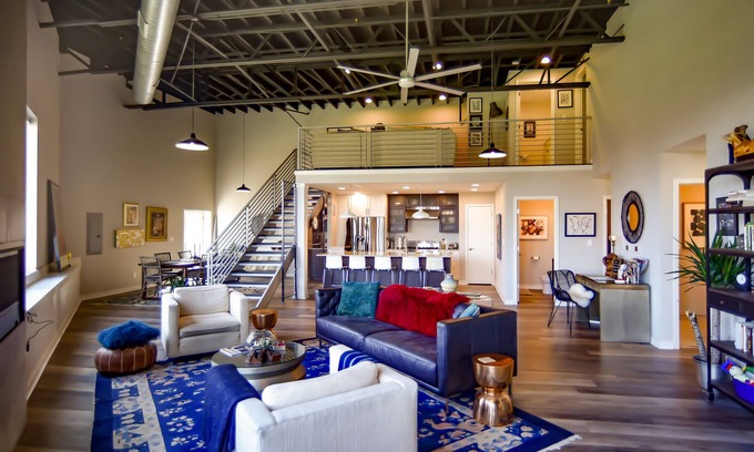 Westside North House | Metropolitan Luxury Loft with Skyline View