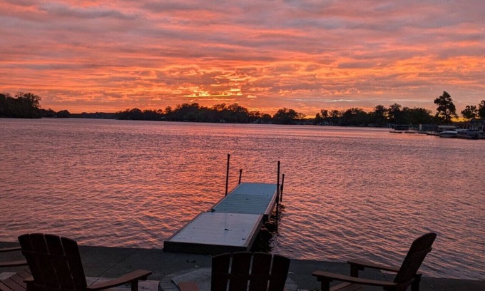 Fox Lake Apartment | Meyers Bay Sunset Lakefront Cottage in Fox Lake w/Boat Pier