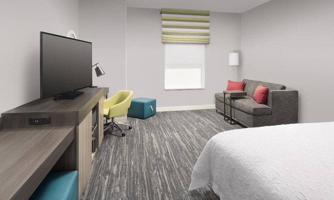 Seybold Hotel | Miami Airport East Stay | 1 King Bed | Fitness Center