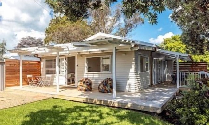 Surfdale House | Miami one one - Deluxe Two Bedroom - Walk to Beach, Village and 2 Vineyards