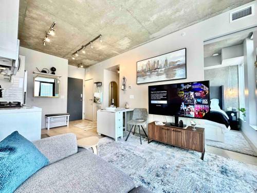 Connaught Apartment | MicroNest - Modern Overlooking Downtown Parking