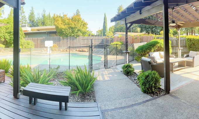 Elk Grove House | Mid-Century 3-bedroom charmer in quiet Old Elk Grove with WiFi, AC and POOL