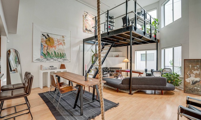 South of Market Apartment | Mid-Century Loft in SoMa - Steps to Caltrain!