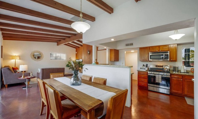Mitman House | Mid-century/Long Stays/Central/3 BR 2BA