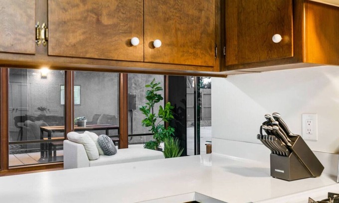 Southwestern Sacramento House | Mid-Century-Modern Airport View Home Hot Tub