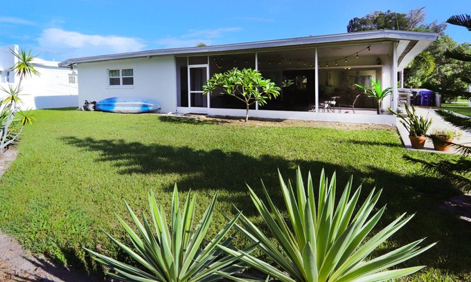 Vamo House | Mid-Century Modern Home in Waterfront Neighborhood
