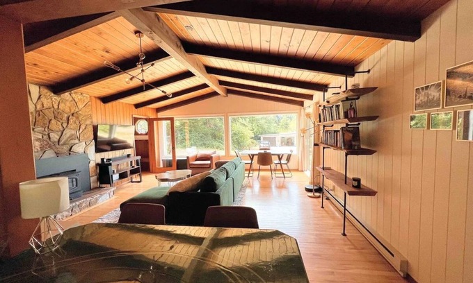 Yachats House | Mid-Century Modern House on National Park with Ocean Views