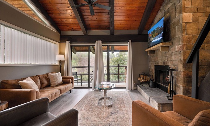 Sevierville Condo | *Mid-Century Modern Condo:, king bedroom + loft, full kitchen, Wifi, FREE ticket