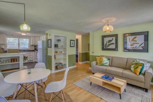 Wilmington House | Mid-Century Wilmington Cottage