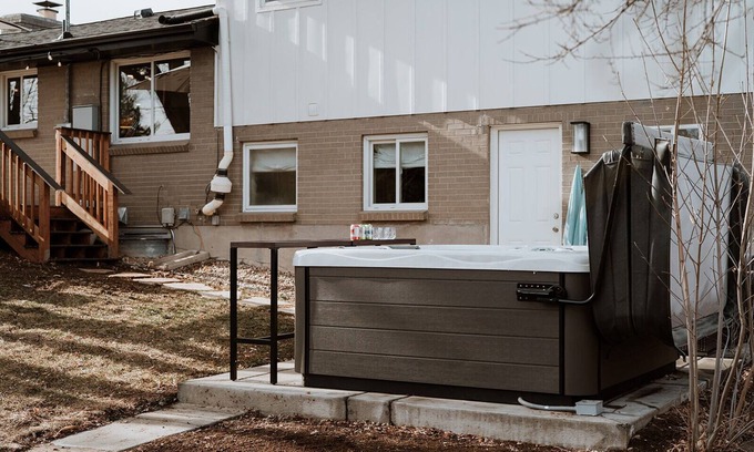Littleton House | Mid-Mod Centennial Retreat Hot Tub+Deck DTC