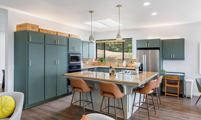 Atascadero House | Mid-Mod Hilltop Retreat Views & Local Wildlife