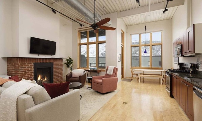 Basalt Condo | Mid-Valley Modern | Rooftop Deck, A/C, Gym