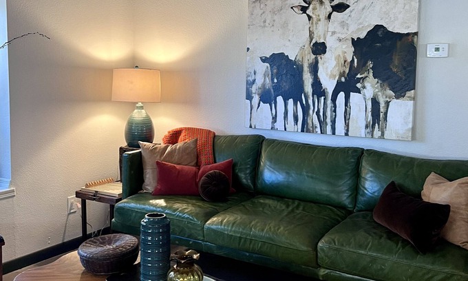 Raskin Estates Condo | Midcentury 2 BR condo minutes from WM BJ and Super Bowl