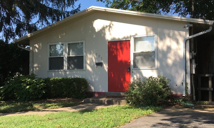 Lexington House | Midcentury Downtown Walk to Brewery and Warehouse Block District