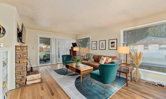 Caldwell House | MidCentury Modern 3BR 2BA + Hot Tub in College District
