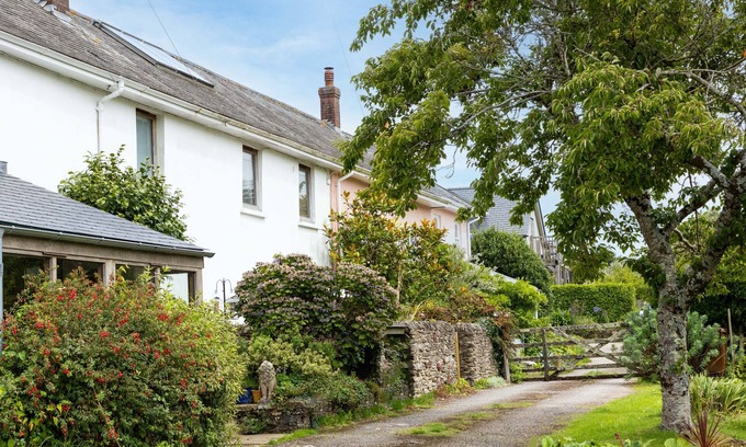Tuckenhay Cottage | Middle Cottage - sleeps 4 guests in 2 bedrooms